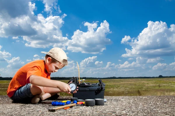 Little boy repaire the radio control car outdoor near field — Stock Photo, Image