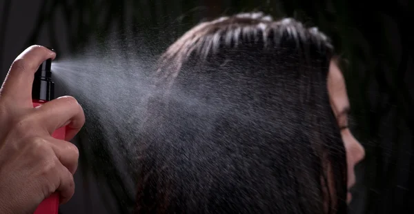 Peluquería femenina aplicando spray en el cabello del cliente. Raro hembra —  Fotos de Stock