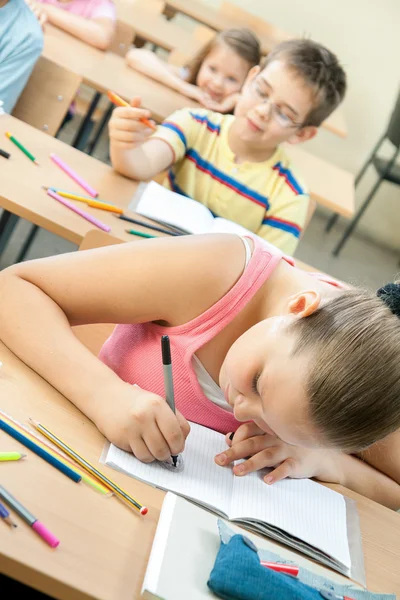 Grundskoleelever i klassrummet skrivbord — Stockfoto