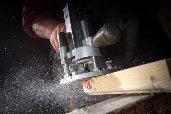 Boor machine boren van een hout board — Stockfoto