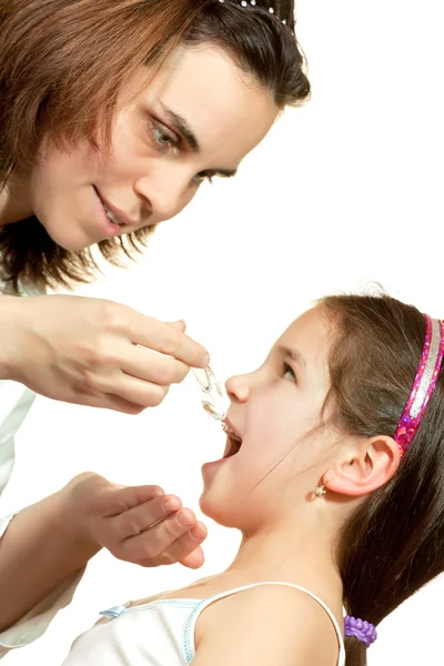 Lilla flickan dricka sockerlag medicin vätska — Stockfoto