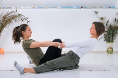 Shiatsu masözünden Shiatsu masajı alan bir genç.