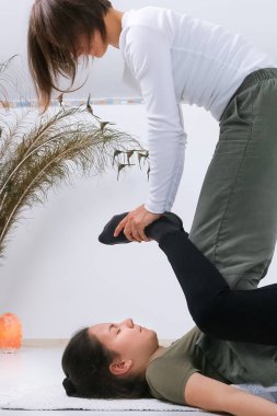 Shiatsu masözünden Shiatsu masajı alan bir genç.