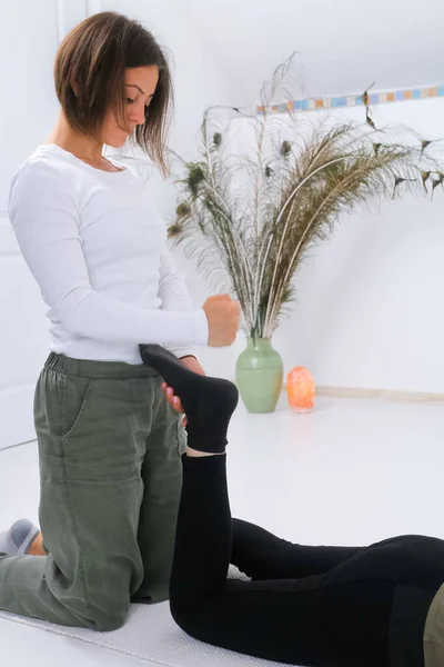 Teenager Getting Shiatsu Massage Shiatsu Masseuse — Stock Photo, Image