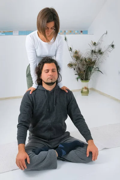 Dospělý Muž Dostává Shiatsu Masáž Masérky Shiatsu — Stock fotografie