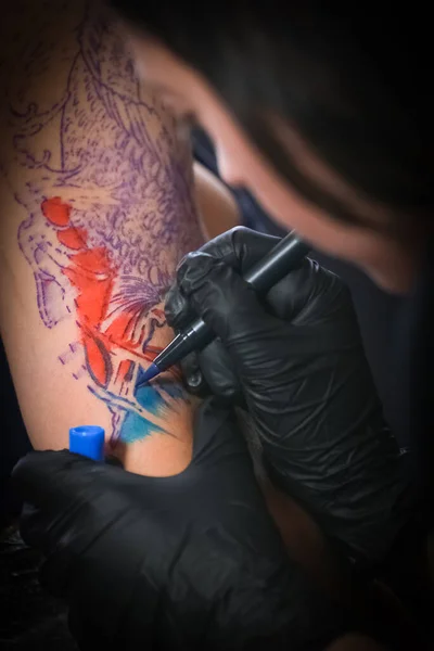 Жіночий Художник Татуювання Робить Татуювання Чоловічій Руці — стокове фото