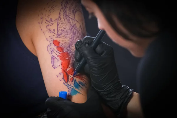 Kobiece Tatuażysta Tatuaż Ramieniu Dla Mężczyzn — Zdjęcie stockowe