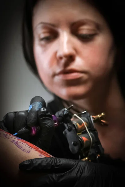 Female Tattoo Artist Making Tattoo Men Arm — Stock Photo, Image