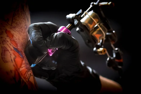 Ženské Tattoo Umělec Dělat Tetování Pánskou Ruku — Stock fotografie