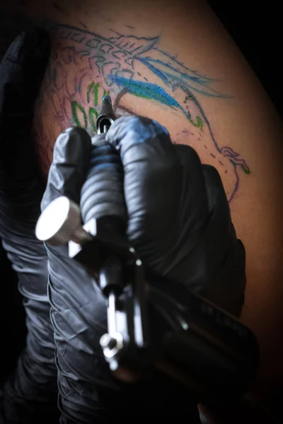 Tatuagem Feminina Fazendo Tatuagem Braço Homem — Fotografia de Stock
