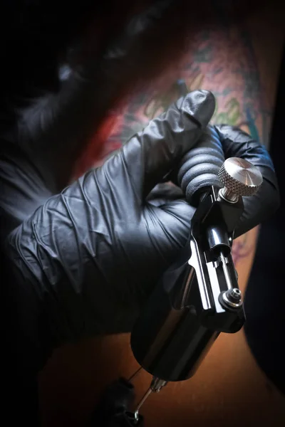 男性の腕にタトゥーを作る女性タトゥー アーティスト — ストック写真