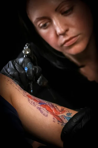 Kvinnliga Tatuerare Att Göra Tatuering Mäns Arm — Stockfoto