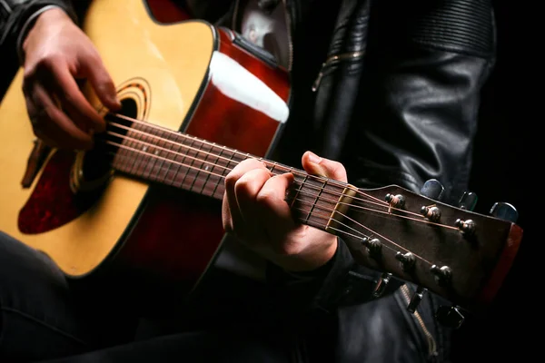 Молоді Чоловіки Грають Гітарі Чорним Тлом — стокове фото