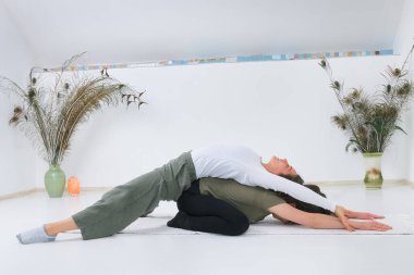 Shiatsu masözünden Shiatsu masajı alan bir genç.