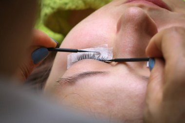 Kirpik uzatma yordamı, uzun kirpik gözle kadın