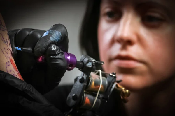 Жіночий Художник Татуювання Робить Татуювання Чоловічій Руці — стокове фото