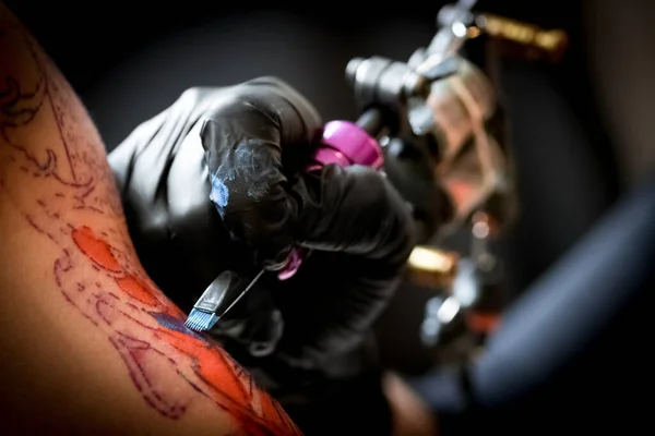 Tatuagem Feminina Fazendo Tatuagem Braço Homem — Fotografia de Stock
