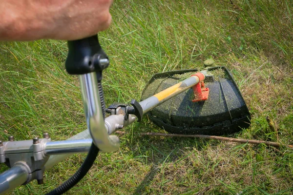 Çim Biçme Makinesiyle Çim Biçen Işçiler — Stok fotoğraf