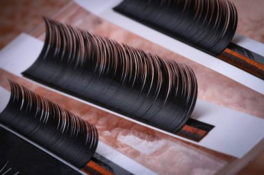 Kirpik uzatma yordamı, uzun kirpik gözle kadın