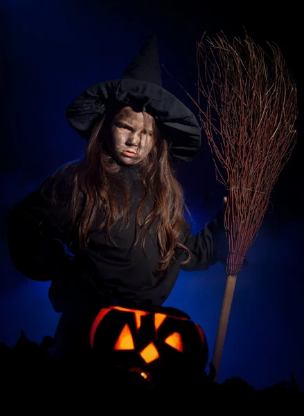 Mała czarownica z halloween dynia — Stockfoto