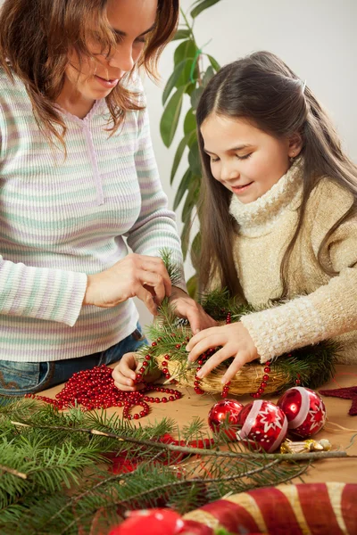 Feliz familia joven preparándose para el Adviento, Vacío de Navidad — Foto de Stock