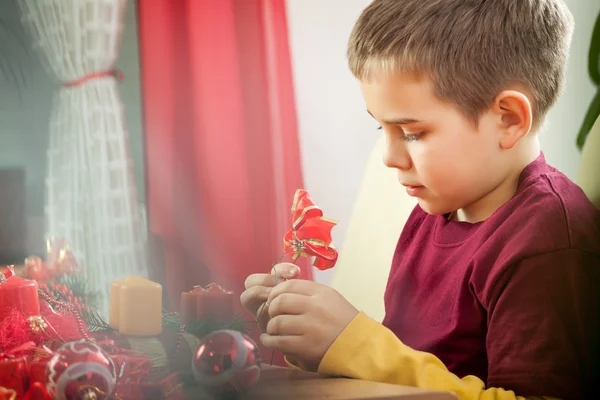 クリスマスの休日の出現のための準備をして幸せな若い家族 — ストック写真