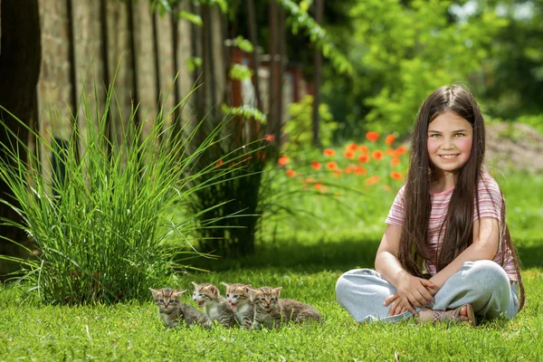 Happy little girl  with a little cat — Stock Photo, Image