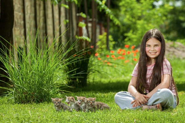 Menina feliz com um gatinho — Fotografia de Stock