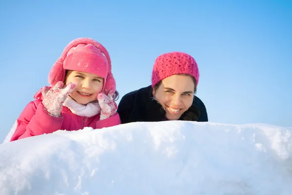 Criança brincando na neve — Fotografia de Stock