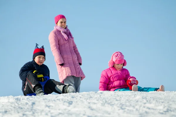 Klein kind spelen in sneeuw — Stockfoto