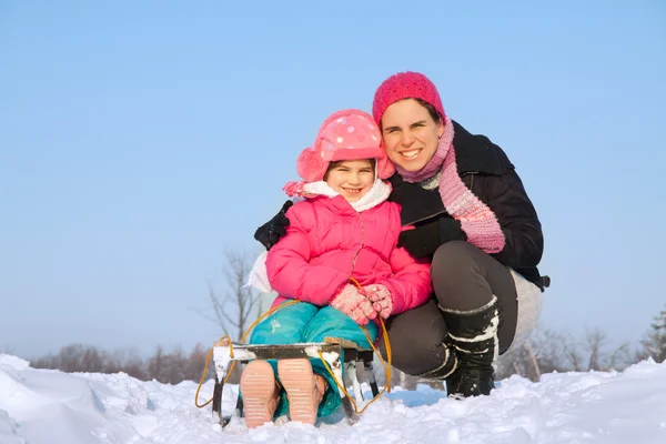 Bambino che gioca nella neve — Foto Stock