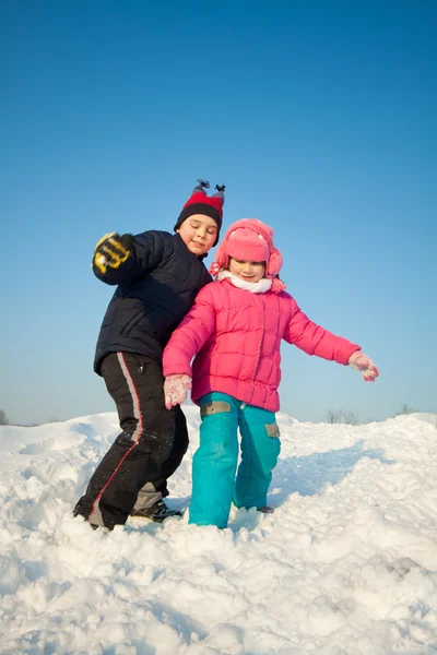 Criança brincando na neve — Fotografia de Stock