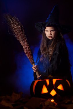 küçük cadı halloween balkabağı ile