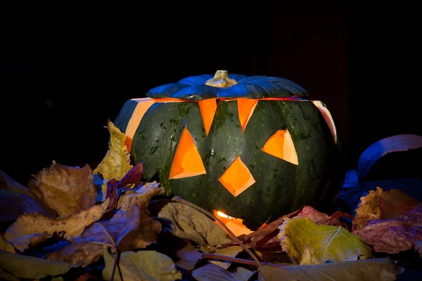 Calabaza de Halloween en el fondo de humo — Foto de Stock