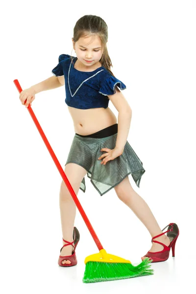 Schattig klein meisje zingen tijdens het reinigen — Stockfoto