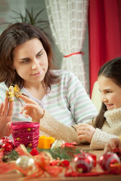 Glückliche junge Familie macht sich bereit für den Advent, Weihnachten Urlaub — Stockfoto