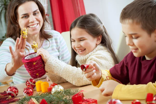 Joyeux jeune famille se préparer pour l'Avent, Noël holid — Photo