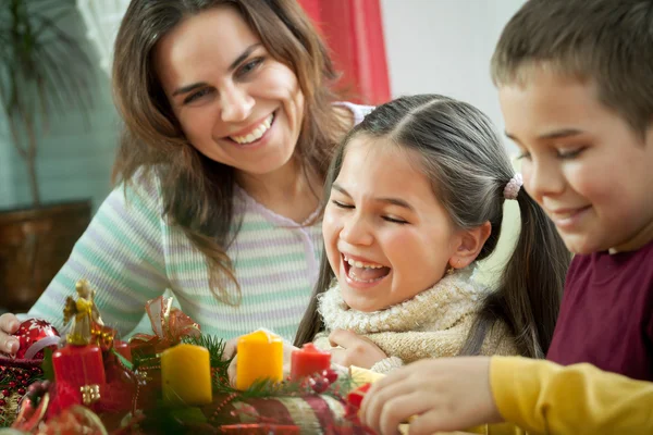 Felice giovane famiglia si prepara per l'Avvento, vacanza di Natale — Foto Stock