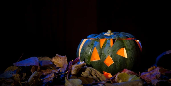 Abóbora de Halloween no fundo de fumaça — Fotografia de Stock