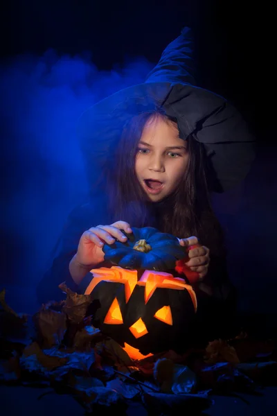 Mała czarownica z halloween dynia — Zdjęcie stockowe