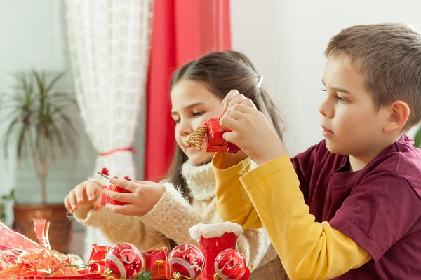 Joyeux jeune famille se préparer pour l'Avent, Noël holid — Photo