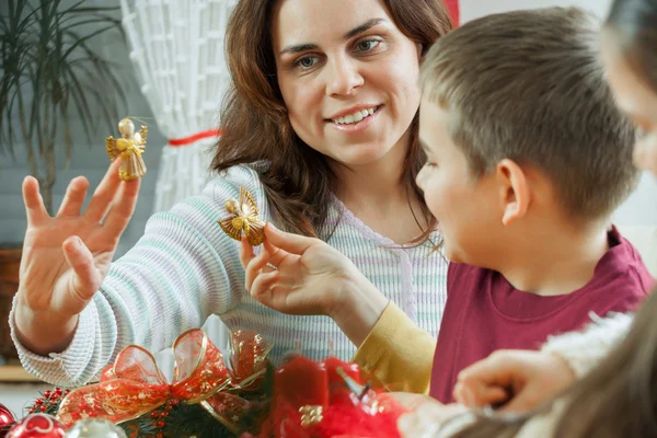 Feliz familia joven preparándose para el Adviento, Vacío de Navidad — Foto de Stock