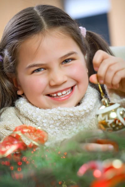 Felice giovane famiglia si prepara per l'Avvento, vacanza di Natale — Foto Stock