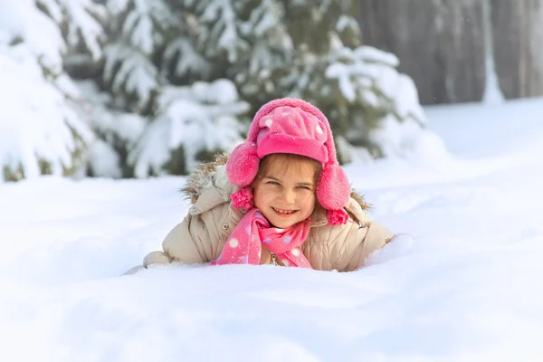 Klein kind spelen in sneeuw — Stockfoto