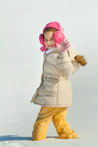 Bambino che gioca nella neve — Foto Stock