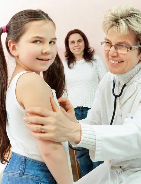 Médecin examinant un enfant dans un hôpital — Photo