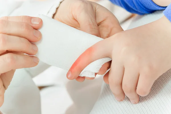 Doctor examining a child in a hospital — Stock Photo, Image