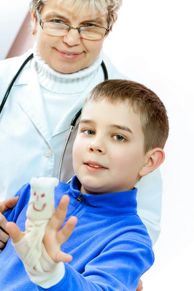 Arts behandeling van een kind in een ziekenhuis — Stockfoto