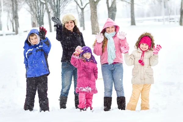 Famiglia felice godendo in inverno — Foto Stock