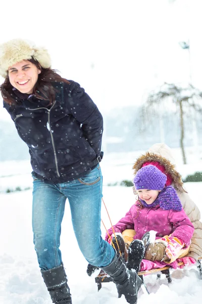 Famiglia felice godendo in inverno — Foto Stock